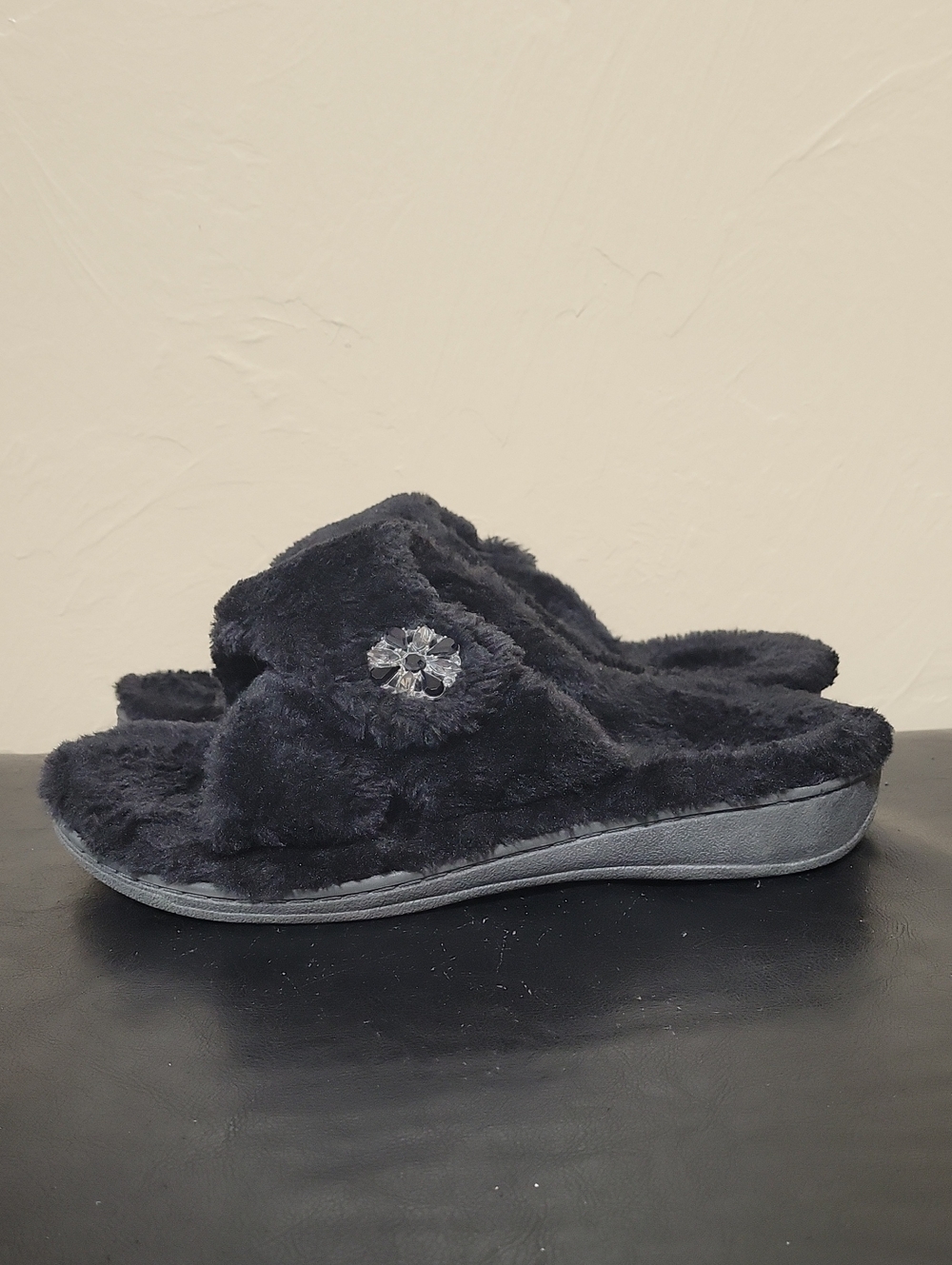 Vionic Relax Lux Black Plush Slippers Size 7 - Picture 2 of 5